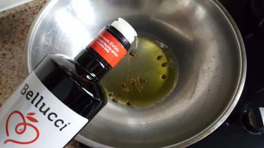 2.锅烧热后放少许橄榄油，加几粒整的花椒粒，炸出香味后将花椒粒抛弃，油中放少许食用盐。