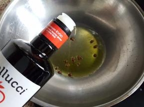 2.锅烧热后放少许橄榄油，加几粒整的花椒粒，炸出香味后将花椒粒抛弃，油中放少许食用盐。