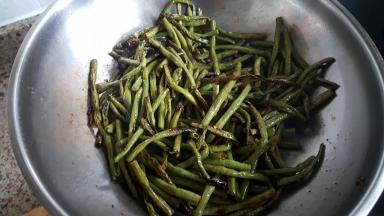 4.在锅中将豇豆炒熟，豇豆皮有焦色但不要炒糊哦。