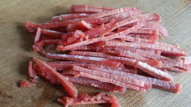 6.牛里脊切丝。