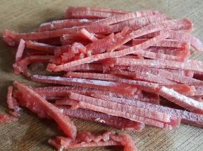 6.牛里脊切丝。