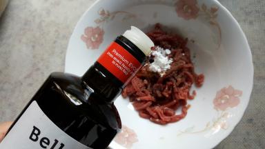 7.将牛肉条放在容器中，加生粉少许，黑胡椒粉少许，白砂糖少许，加适量的橄榄油和生抽进行调味。