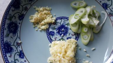 9.准备葱姜蒜末，切好，放在盘中备用。