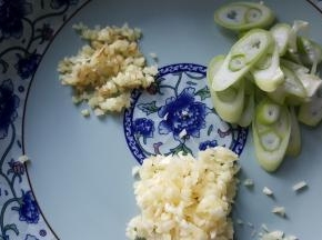 9.准备葱姜蒜末，切好，放在盘中备用。