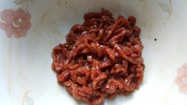 8.牛肉放在容器中，腌半小时左右。