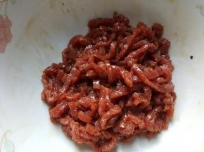 8.牛肉放在容器中，腌半小时左右。