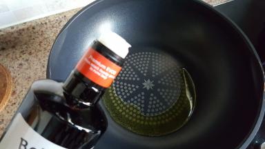 10.另起热油锅，放入少量的橄榄油