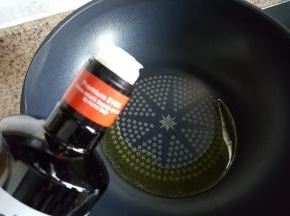 10.另起热油锅，放入少量的橄榄油