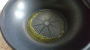 12.将炒好的肉丝盛出，锅中还剩少许油。