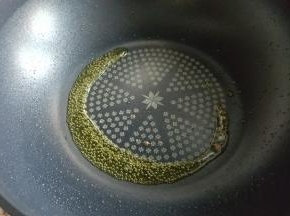 12.将炒好的肉丝盛出，锅中还剩少许油。