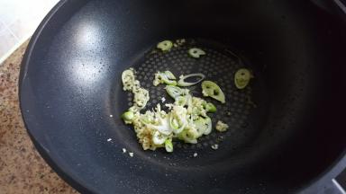 13.倒入葱姜蒜末，煸炒出香味。