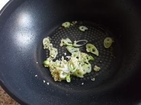 13.倒入葱姜蒜末，煸炒出香味。