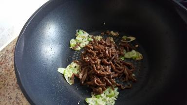 14.放入炒好的肉丝。