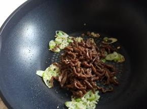 14.放入炒好的肉丝。