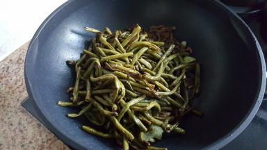 15.倒入炒好的豆角。