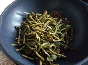 15.倒入炒好的豆角。