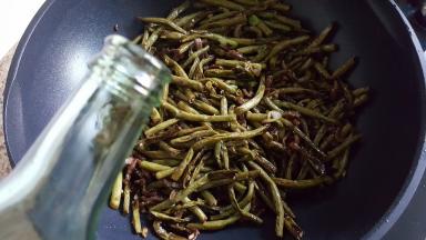 16.用铲子炒均匀，加生抽少许，进行调味。