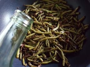 16.用铲子炒均匀，加生抽少许，进行调味。