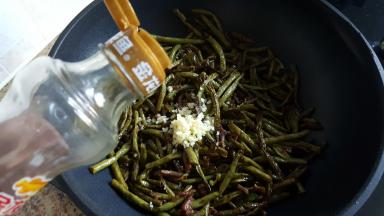 17.最后放蒜末，加白砂糖少许，再淋几滴麻油。