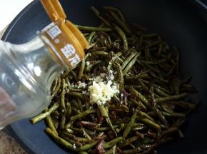 17.最后放蒜末，加白砂糖少许，再淋几滴麻油。