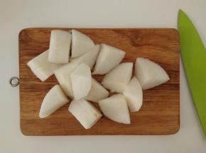 梨洗净去皮去核，切成块。