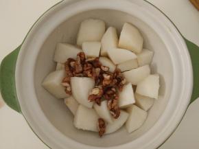 把梨和核桃仁放入砂锅中。