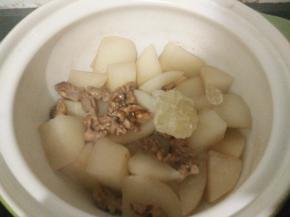 用文火煲30分钟，放入冰糖。