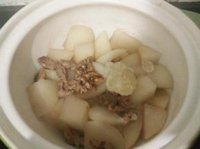 用文火煲30分钟，放入冰糖。