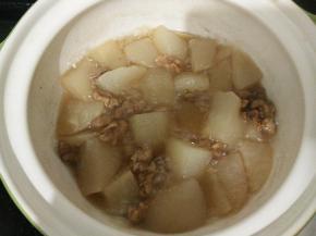 继续炖至冰糖融化即可。