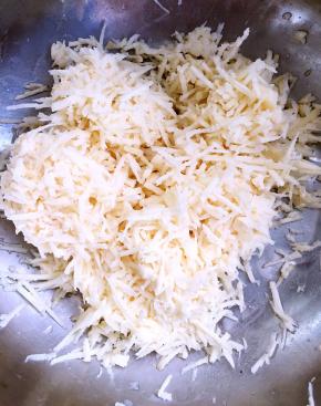 把藕削皮擦成细丝（切成小粒口感更好）。