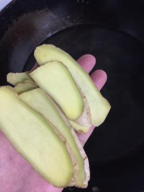 锅中倒入清水，放入生姜，蒜瓣和2勺料酒！