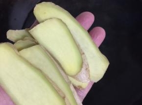 锅中倒入清水，放入生姜，蒜瓣和2勺料酒！