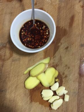 生姜洗净切块，蒜瓣3瓣拍扁，剩下的3瓣剁成蒜蓉，加入2勺海鲜酱，3勺生抽搅拌均匀备用！