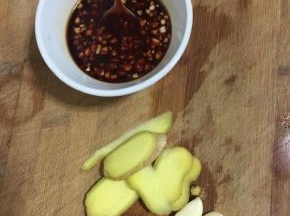 生姜洗净切块，蒜瓣3瓣拍扁，剩下的3瓣剁成蒜蓉，加入2勺海鲜酱，3勺生抽搅拌均匀备用！