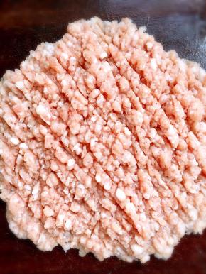 我是选的偏瘦些的肉，其实选再肥点的比较香。把肉剁成肉馅。