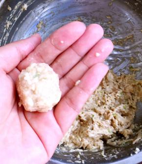 用手沾水两手来回抓成圆球（也可戴一次性手套，好操作）