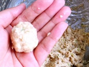用手沾水两手来回抓成圆球（也可戴一次性手套，好操作）