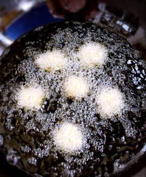 油温达到七成热时下丸子，小火慢炸。