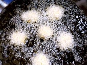 油温达到七成热时下丸子，小火慢炸。