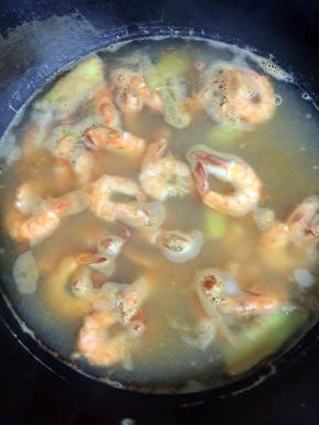 虾身卷曲变红后立刻关火，在水里焖上1分钟，这样做出来的白灼虾格外的鲜嫩！