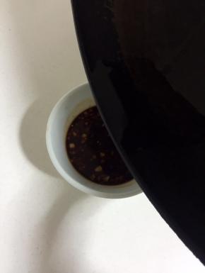 趁热淋在刚刚调好的蒜蓉酱汁儿中即可！