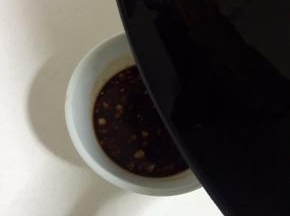 趁热淋在刚刚调好的蒜蓉酱汁儿中即可！