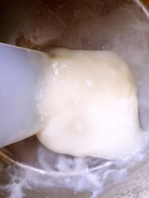 把藕汁用小火熬成浆糊状。（就一定要不停搅拌，以防糊锅）