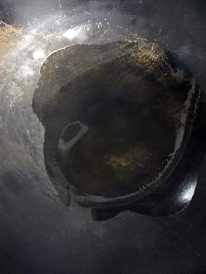 锅烧热倒入适量的香油烧至八成热！