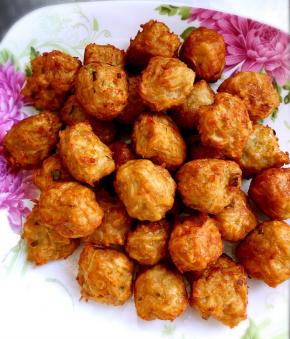 炸至金黄色捞出。（这时候就可以吃了，也可以涮火锅、做汤……）