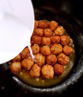 汤汁剩一点时倒入水淀粉勾芡。