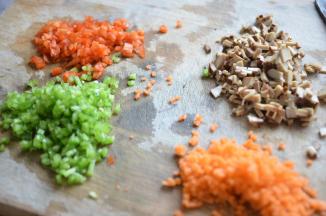 1.所有材料都切成丁（我喜欢切的细碎一点）