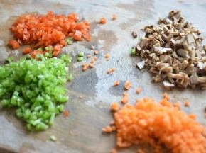 1.所有材料都切成丁（我喜欢切的细碎一点）