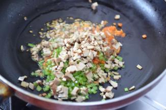 2.热锅倒入油，然后按顺序下胡萝卜 青椒 红椒 豆腐干翻炒几下