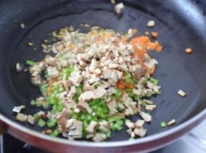 2.热锅倒入油，然后按顺序下胡萝卜 青椒 红椒 豆腐干翻炒几下